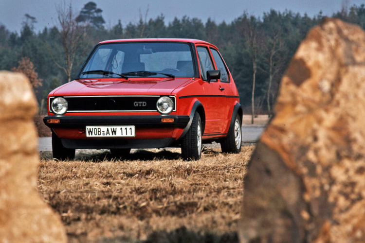 Červené auto na vyschnutej tráve