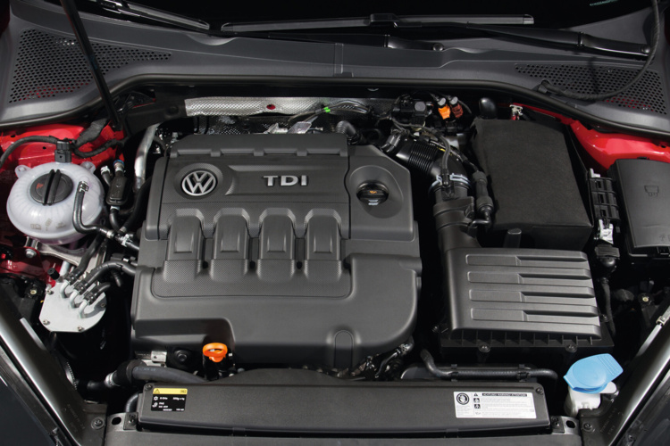 Motor TDI pod kapotou červeného auta