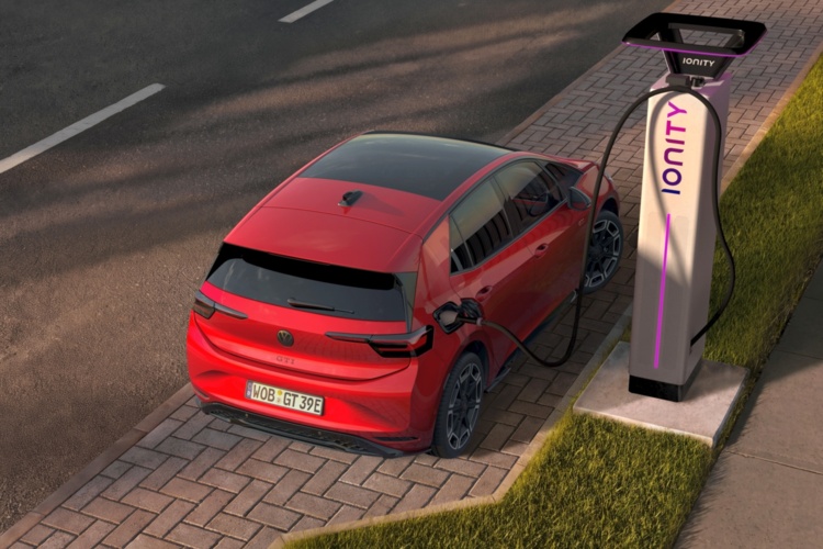 Volkswagen ID.3 GTI pripojené k nabíjačke IONITY, pohľad zozadu zhora