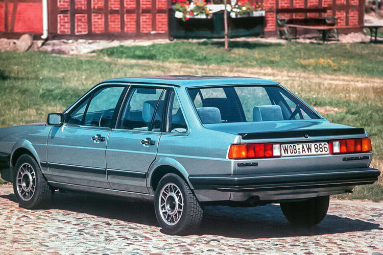 Volkswagen Santana pri pohľade zozadu