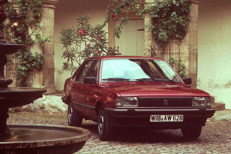 Volkswagen Santana pózuje pri fontáne