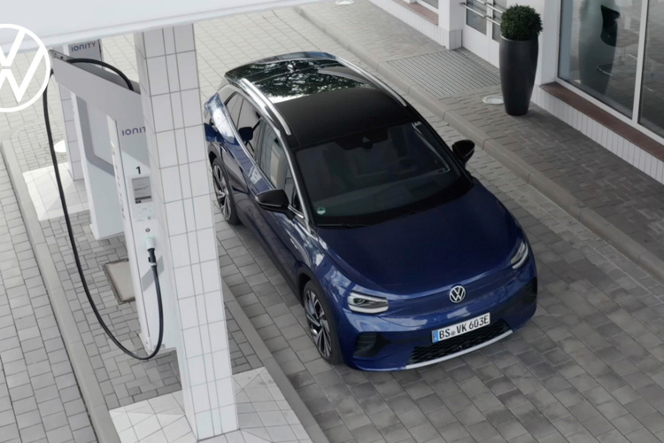 Ilustračná archívna fotografia: Volkswagen ID.4 pri DC nabíjačke. Foto: Volkswagen AG.