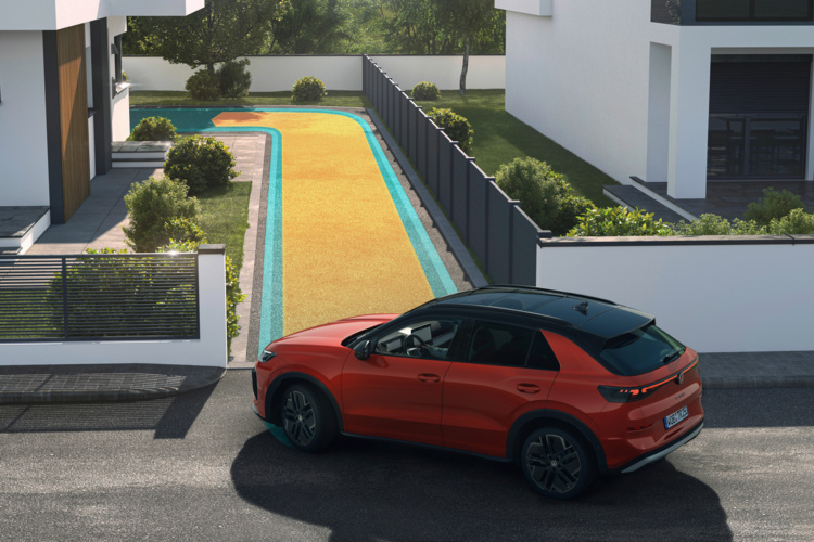 Oficiálna ilustrácia Volkswagenu znázorňuje uloženú príjazdovú trasu. Pamäťový manéver môže mať až 50 metrov. Foto: Volkswagen AG / Volkswagen Newsroom. Bezplatné použitie na redakčné účely.