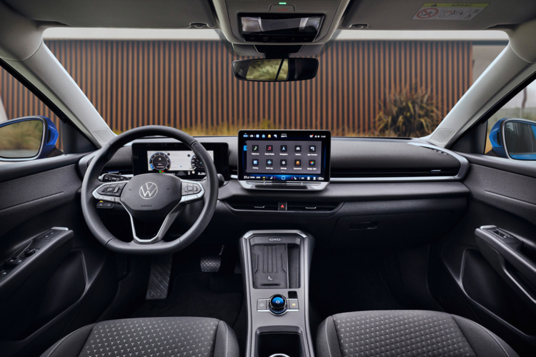 Parkovacie funkcie si pred prvým použitím nechajte predviesť vo svojom aute. Ilustračný pohľad do kabíny T-Rocu. Foto: Volkswagen AG / Volkswagen Newsroom. Bezplatné použitie na redakčné účely.