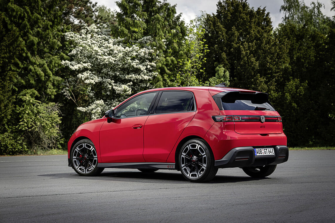 Červený Volkswagen ID. Polo GTI zozadu v exteriéri. Foto: Volkswagen AG (DB2026AU00472).