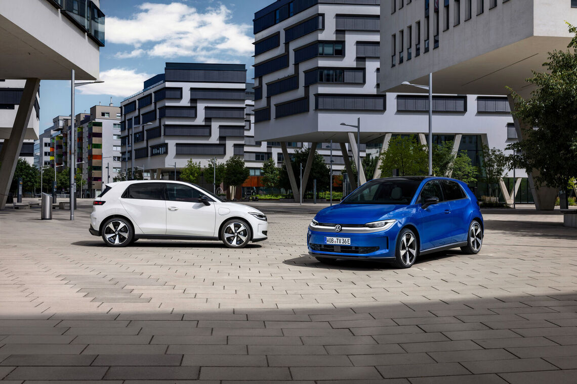 Modrý a biely Volkswagen ID. Polo v mestskom prostredí. Foto: Volkswagen AG (DB2026AU00805).
