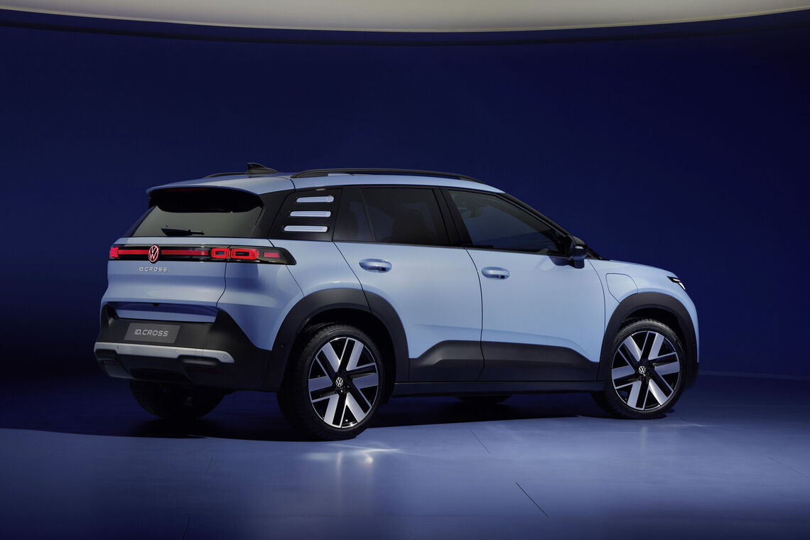 Biely Volkswagen ID. Cross zozadu v oficiálnom štúdiu. Foto: Volkswagen AG (DB2026AU00515).