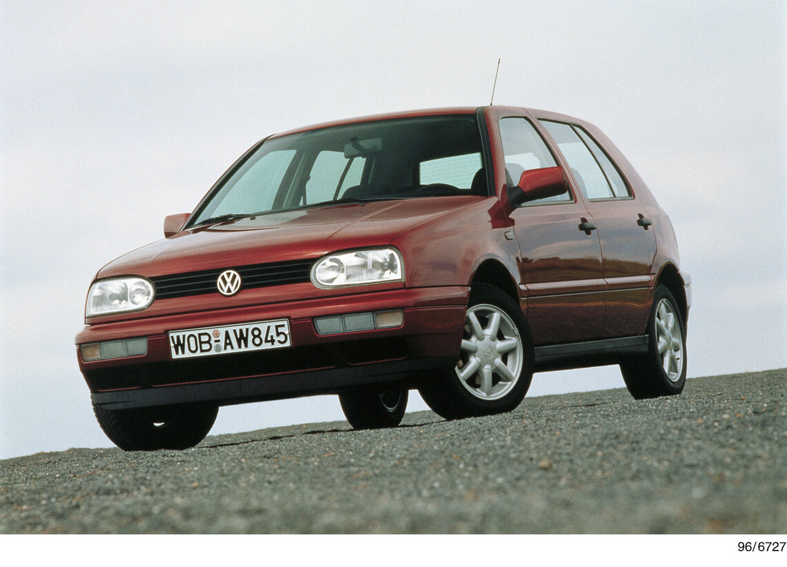 Volkswagen Golf 3. generácie v tmavočervenej farbe
