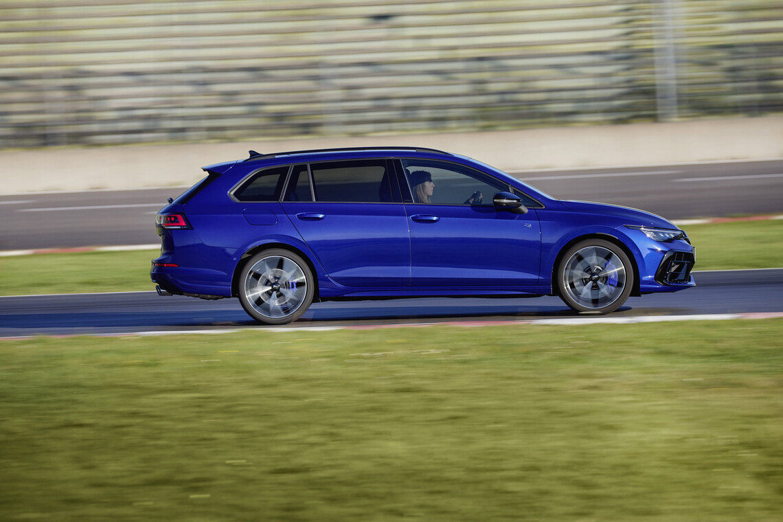 VOlkswagen Golf R Variant v modrej farbe Lapiz na okruhu Lausitzring - pohľad z profilu