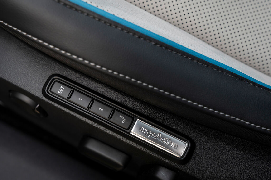 Detail ovládačov a pamäťových tlačidiel sedadla ergoActive vo Volkswagene ID.7. Foto: Volkswagen AG.