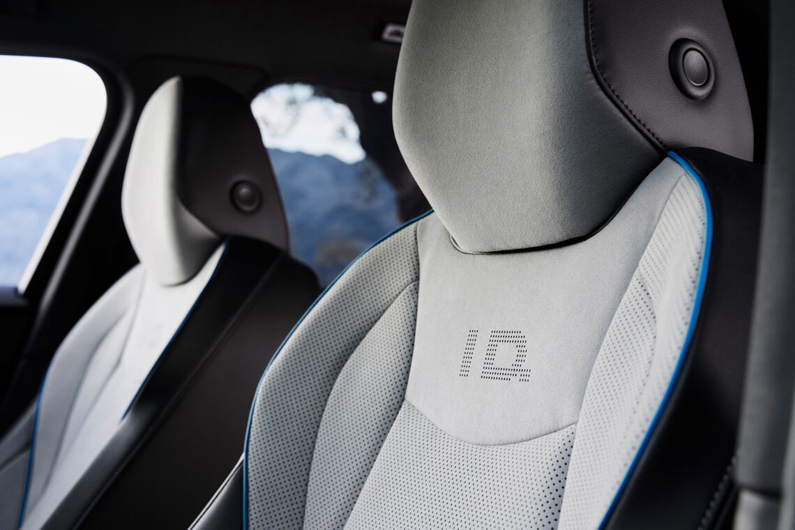 Detail čalúnenia a opierok hlavy predných sedadiel Volkswagen ID.7. Foto: Volkswagen AG.