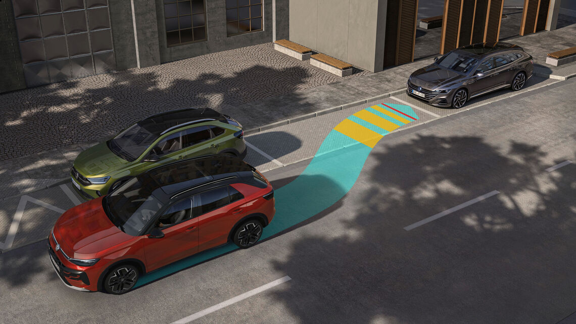 Park Assist Plus pomáha zaparkovať do vhodného miesta. Vodič musí zostať pripravený zasiahnuť. Foto: Volkswagen AG / Volkswagen Newsroom. Bezplatné použitie na redakčné účely.