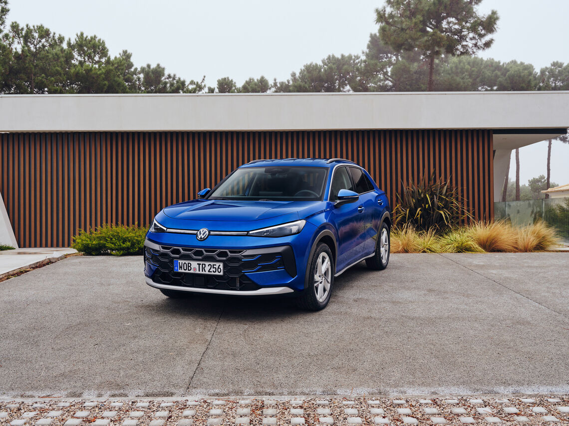 Známy vjazd pri dome je typickým miestom na využitie pamäte parkovania. Ilustračný záber T-Rocu. Foto: Volkswagen AG / Volkswagen Newsroom. Bezplatné použitie na redakčné účely.