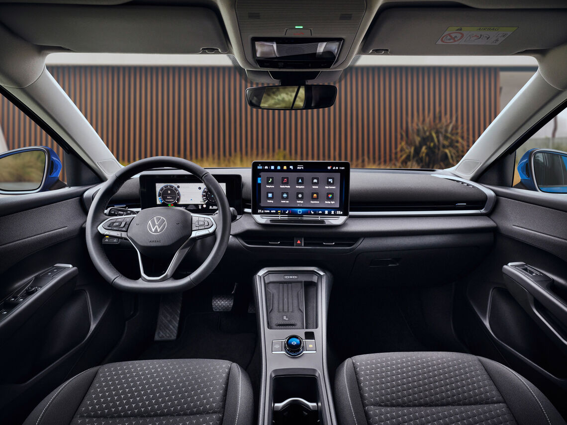 Parkovacie funkcie si pred prvým použitím nechajte predviesť vo svojom aute. Ilustračný pohľad do kabíny T-Rocu. Foto: Volkswagen AG / Volkswagen Newsroom. Bezplatné použitie na redakčné účely.
