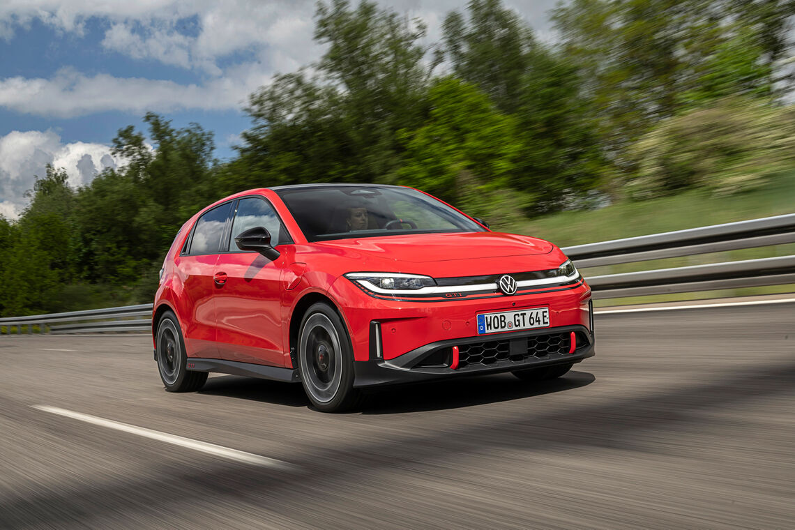 Červený Volkswagen ID. Polo GTI pri jazde. Foto: Volkswagen AG (DB2026AU00469).