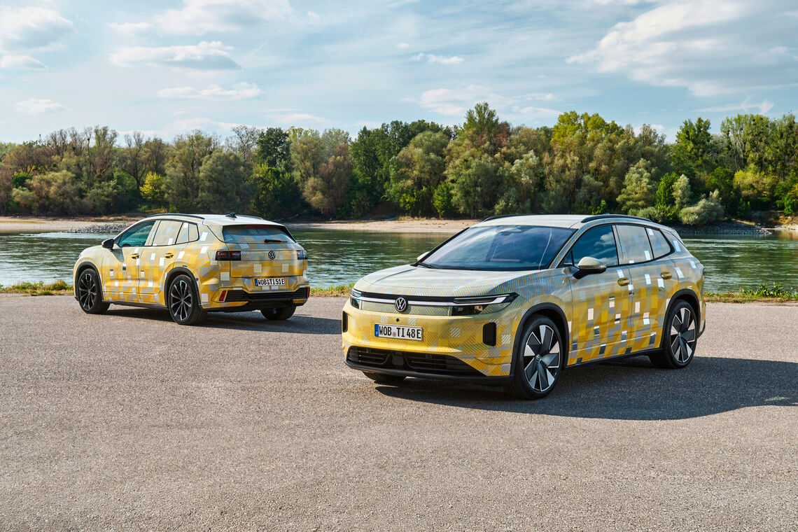 Dva predsériové exempláre ID. Tiguan s maskovacou fóliou. Model zatiaľ nie je v predaji. Foto: Volkswagen AG.
