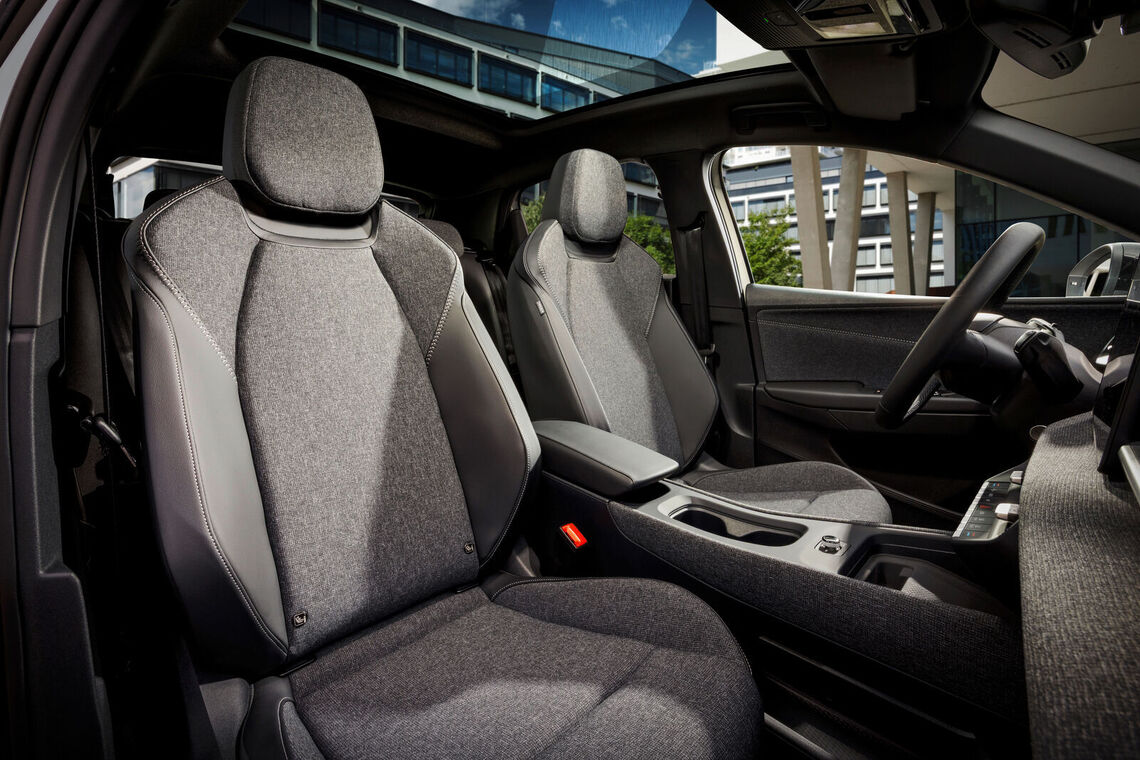 Predné sedadlá a stredová konzola ID. Polo; vyobrazené vozidlo má panoramatickú strechu. Foto: Volkswagen AG.