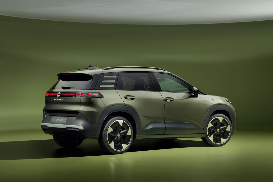 Zelený Volkswagen ID. Cross zozadu v oficiálnom štúdiu. Foto: Volkswagen AG (DB2026AU00590).