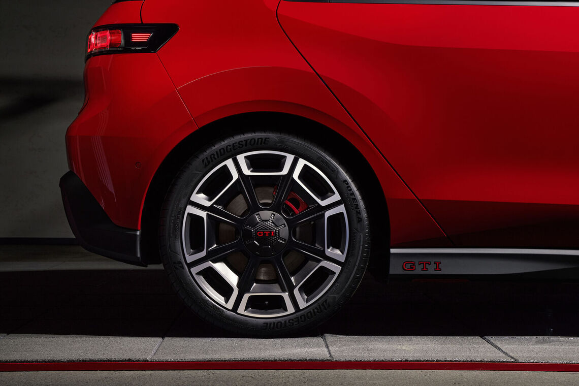 Detail kolesa a červenej karosérie Volkswagenu ID. Polo GTI. Foto: Volkswagen AG (DB2026AU00414).