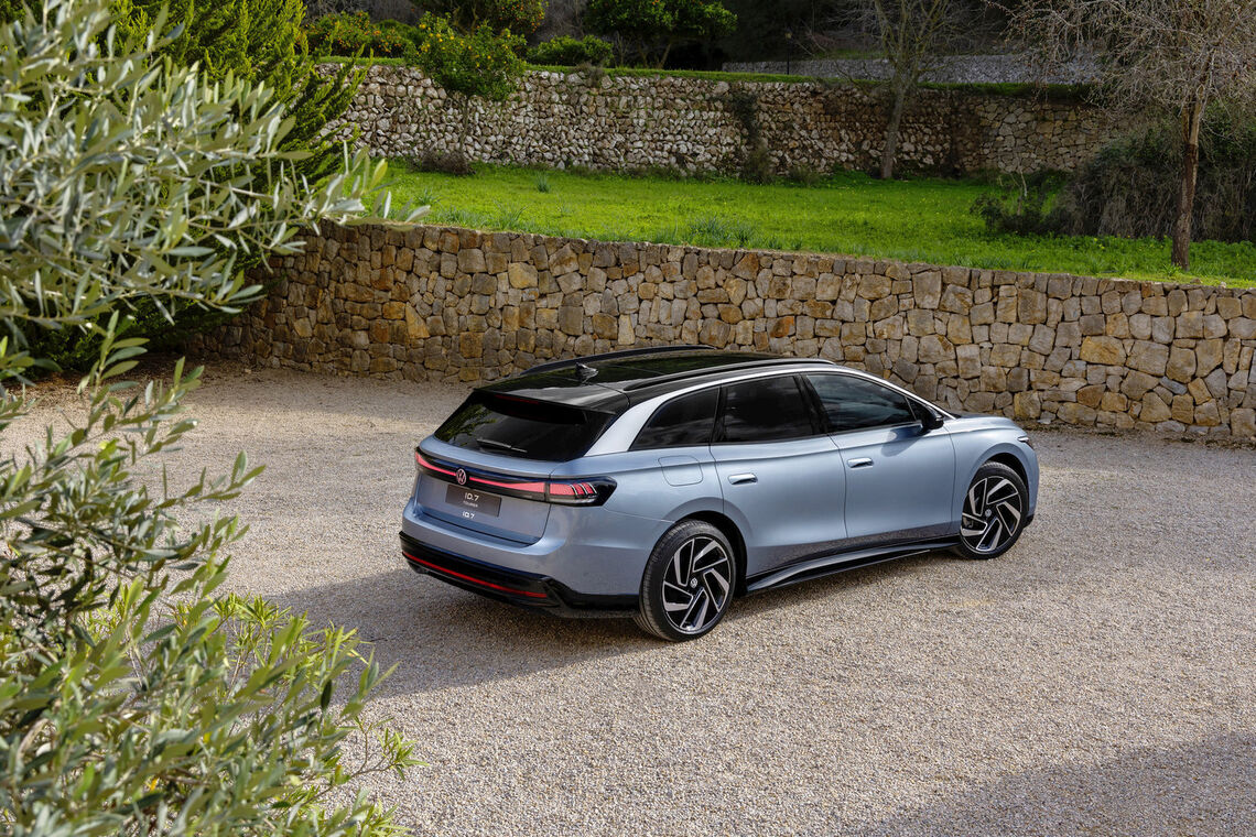 Modrý Volkswagen ID.7 Tourer zozadu na štrkovej ploche. Ilustračná fotografia: Volkswagen AG.