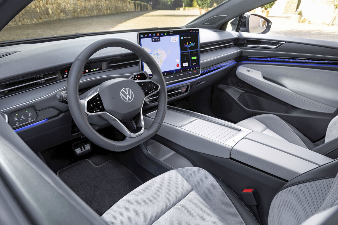 Palubná doska Volkswagenu ID.7 Tourer s displejom infotainmentu. Ilustračná fotografia: Volkswagen AG.