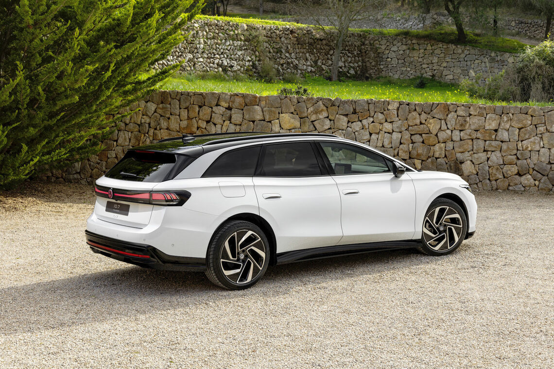 Biely Volkswagen ID.7 Tourer zozadu pri kamennom múre. Ilustračná fotografia: Volkswagen AG.
